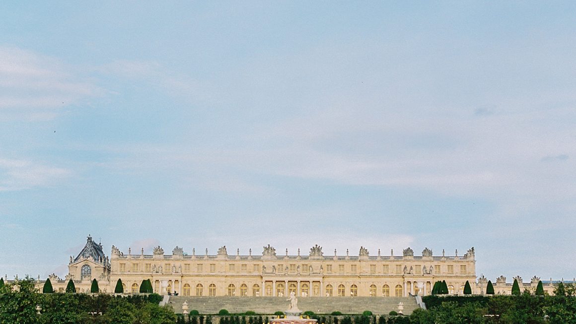 https://www.pressedflowersboudoir.com/wp-content/uploads/2020/10/gardens-of-versailles-outdoor-boudoir_0425-1160x653.jpg