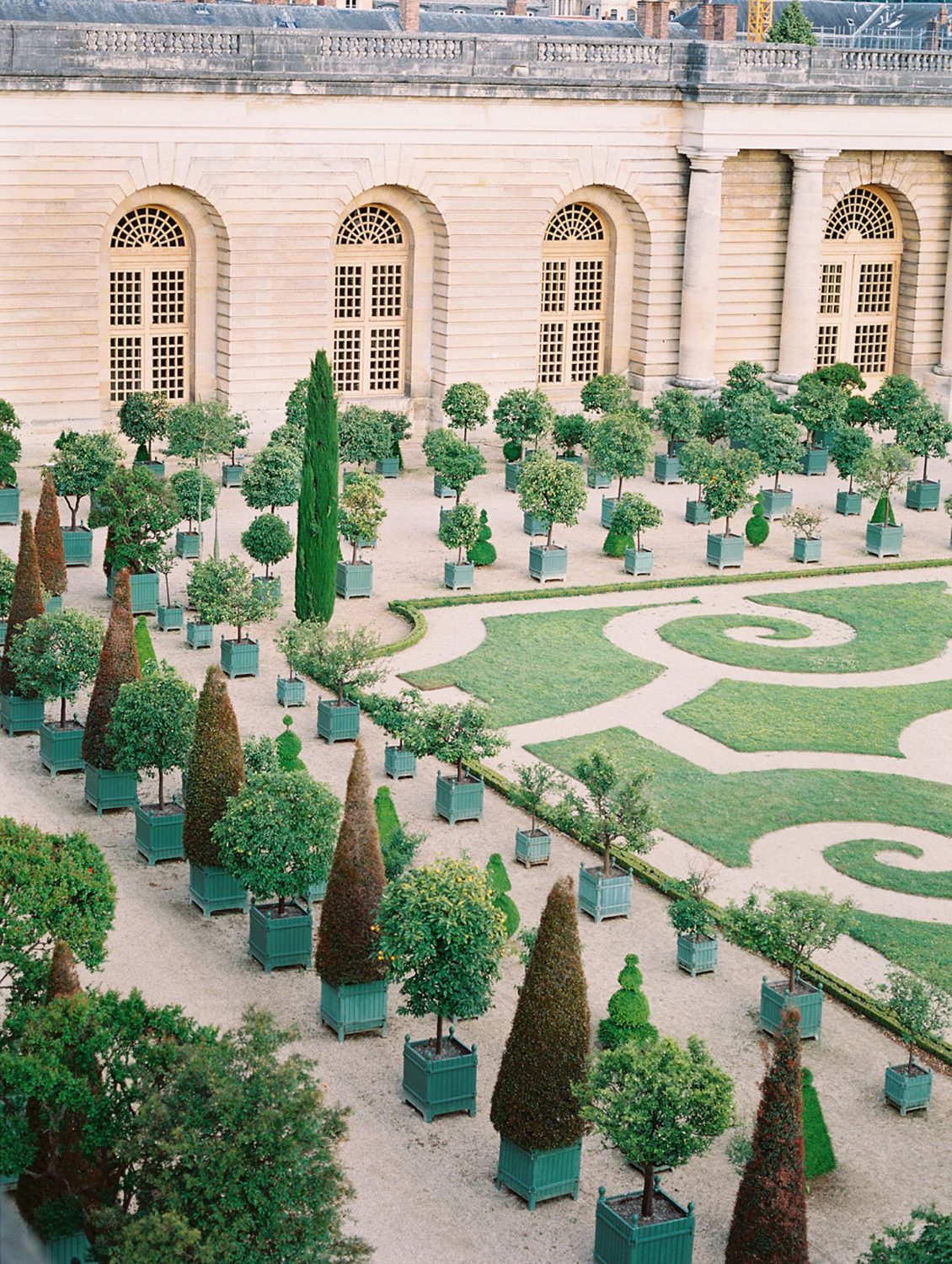 https://www.pressedflowersboudoir.com/wp-content/uploads/2020/10/gardens-of-versailles-outdoor-boudoir_0426-1130x1500.jpg