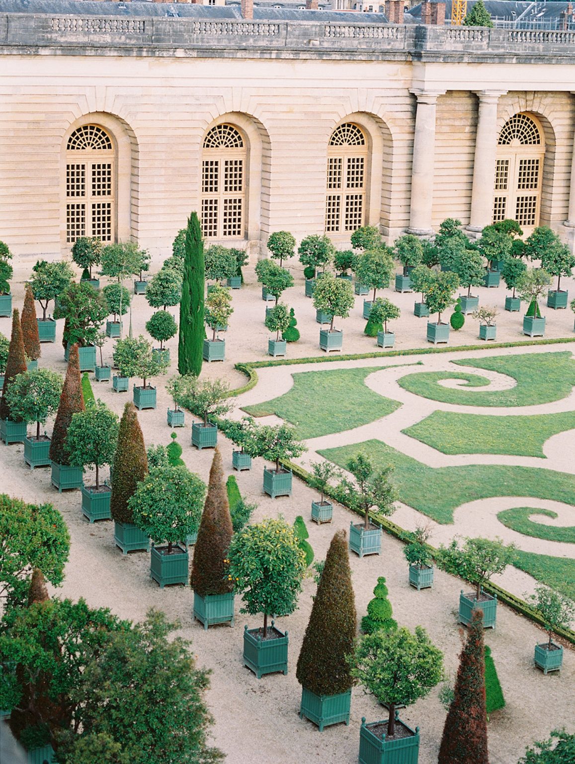 https://www.pressedflowersboudoir.com/wp-content/uploads/2020/10/gardens-of-versailles-outdoor-boudoir_0426-1157x1536.jpg