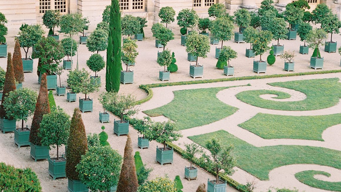 https://www.pressedflowersboudoir.com/wp-content/uploads/2020/10/gardens-of-versailles-outdoor-boudoir_0426-1160x653.jpg