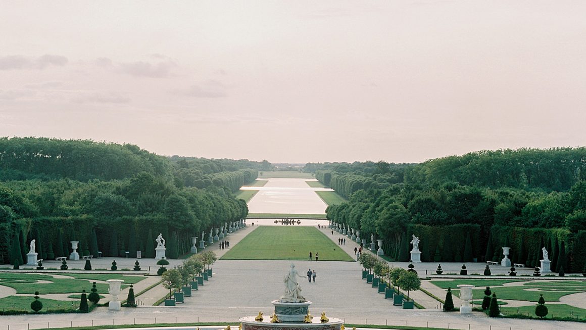 https://www.pressedflowersboudoir.com/wp-content/uploads/2020/10/gardens-of-versailles-outdoor-boudoir_0430-1160x653.jpg