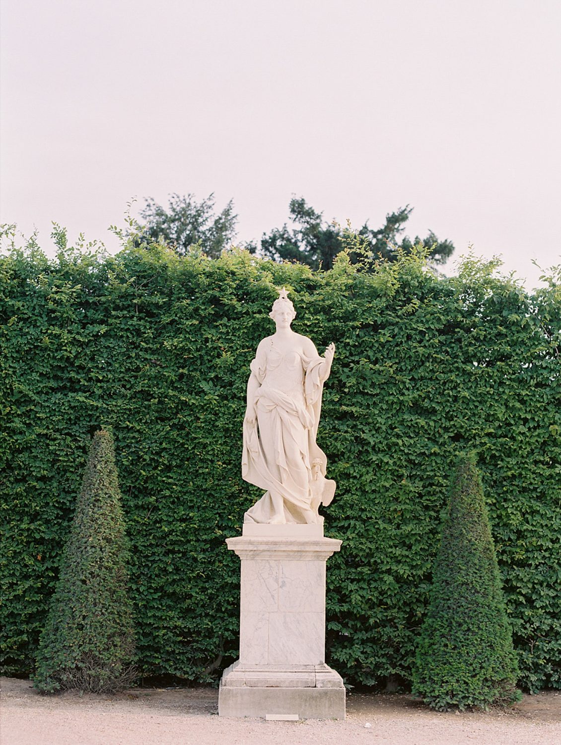 https://www.pressedflowersboudoir.com/wp-content/uploads/2020/10/gardens-of-versailles-outdoor-boudoir_0438-1130x1500.jpg