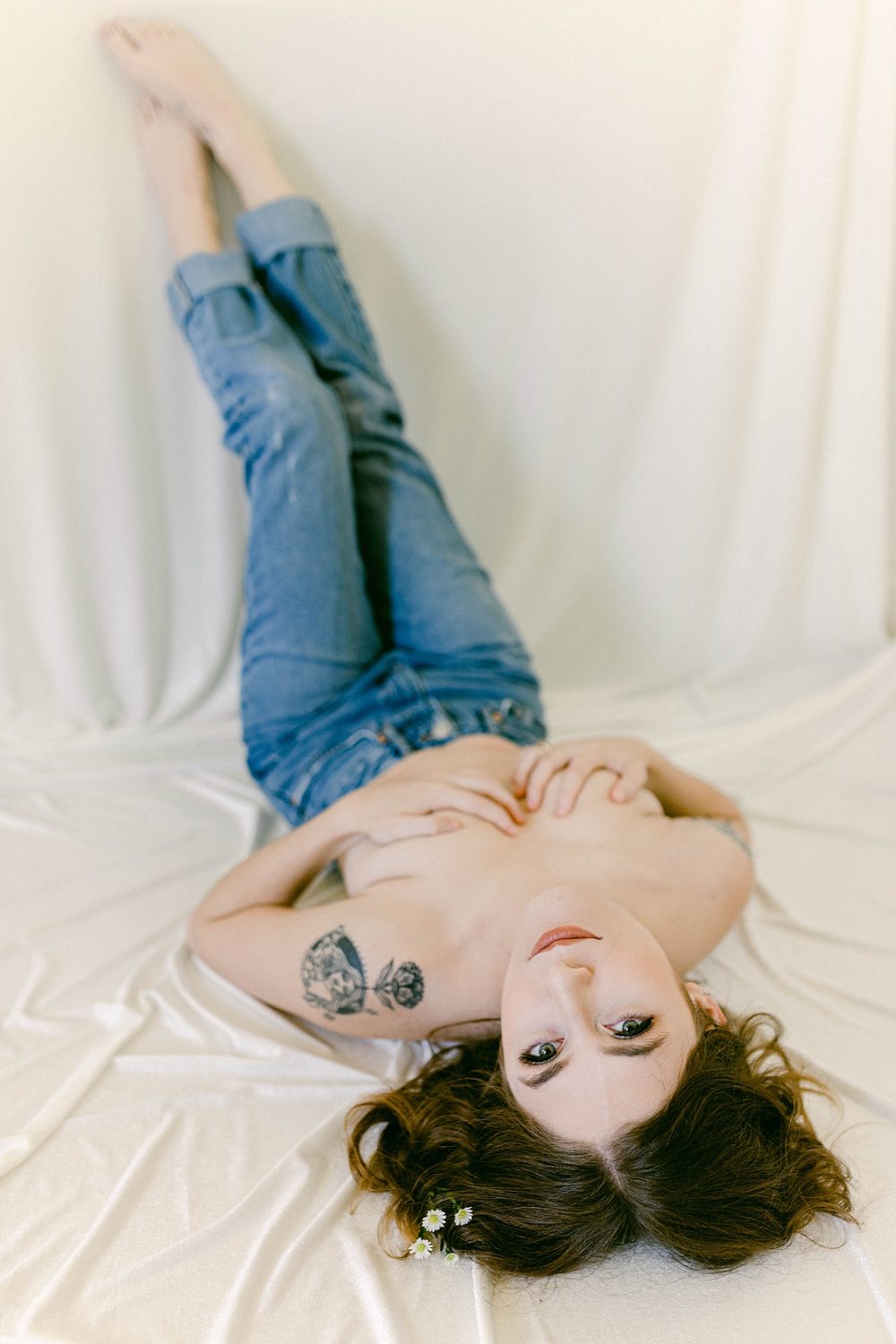 https://www.pressedflowersboudoir.com/wp-content/uploads/2021/07/blue-jean-boudoir-session_1241-1000x1500.jpg