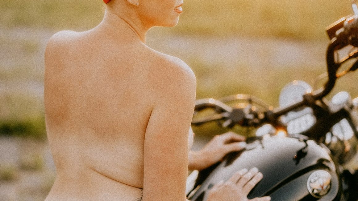 https://www.pressedflowersboudoir.com/wp-content/uploads/2022/04/motorcycle-nude-boudoir-photography_1968-1160x653.jpg