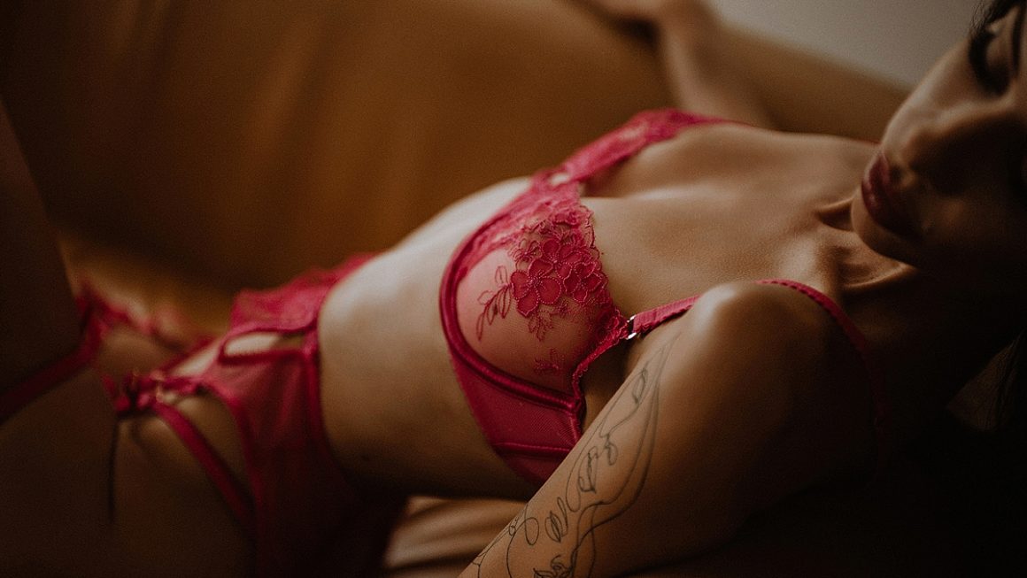 https://www.pressedflowersboudoir.com/wp-content/uploads/2022/10/new-england-boudoir-photography_2683-1160x653.jpg