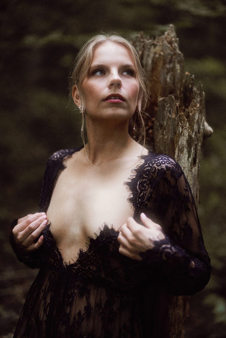 https://www.pressedflowersboudoir.com/wp-content/uploads/2023/03/forest-boudoir_2947-768x1151.jpg